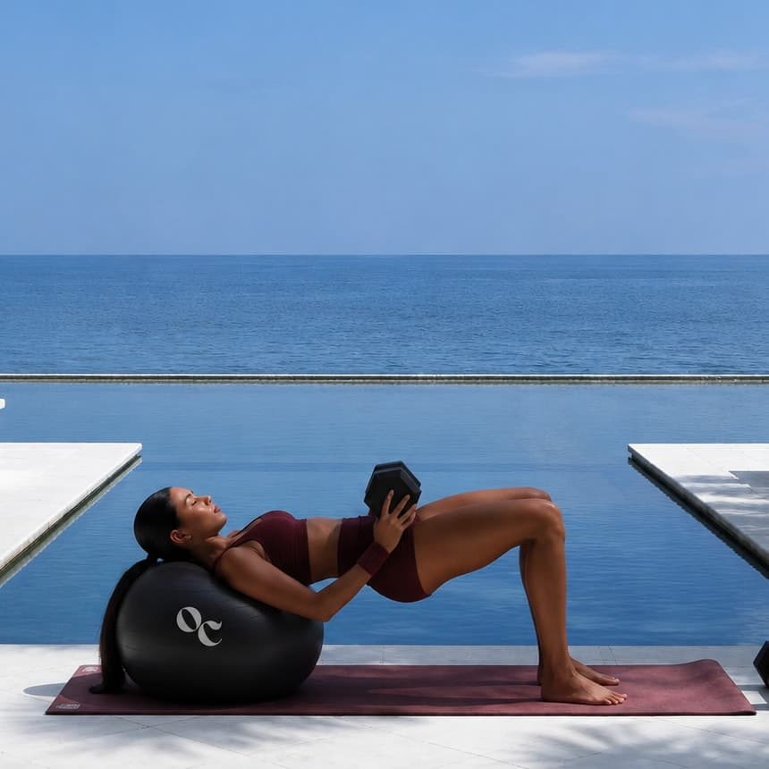 Coach The Outdoor Club en séance de Pilates au bord d'une piscine